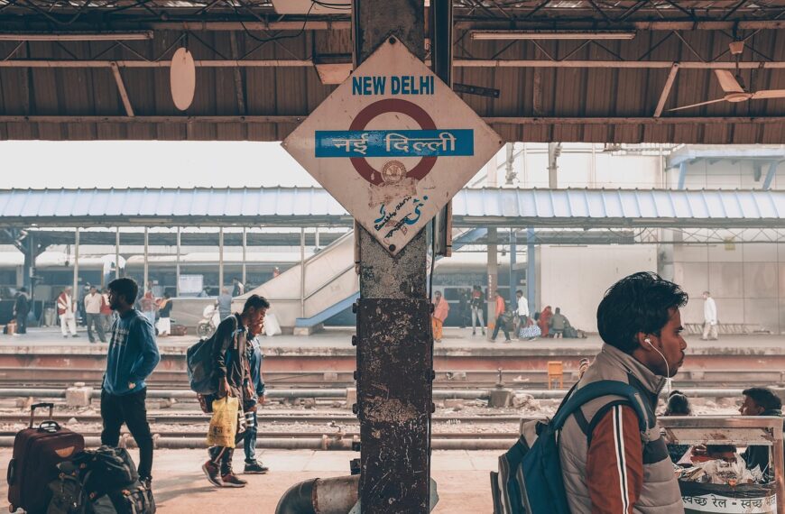 freight brokers vs freight platforms illustration for Key Differences Between Brokers and Freight Platforms Explained